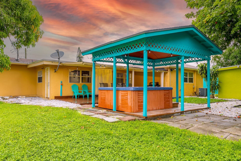 Room 3, Tropical House Pool Table Jacuzzi Nearby Beach, Broward