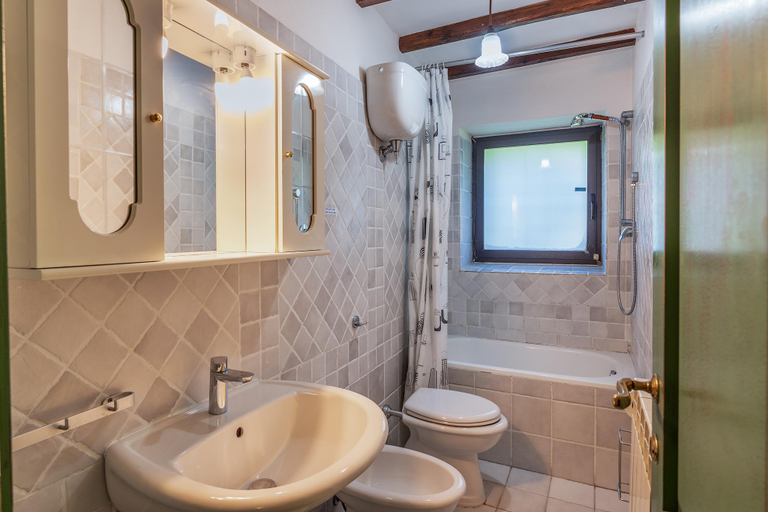 Bathroom 2, Idyllic old charming Cottage near Siena 10 km, Siena