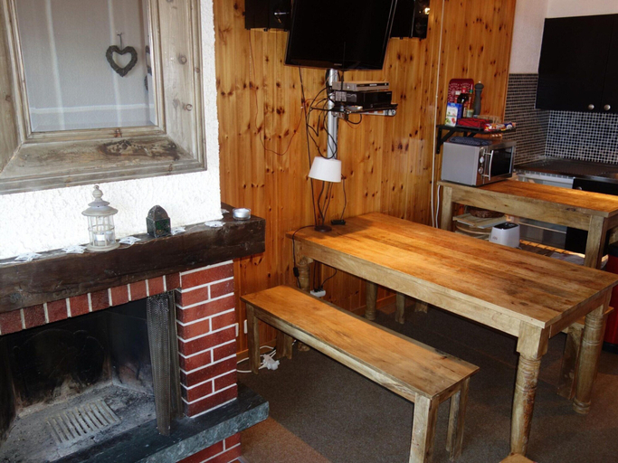 Dining 3, Trendy Apartment in the Heart of Hills, Hérens