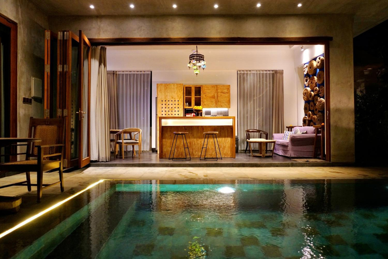 Swimming Pool 13