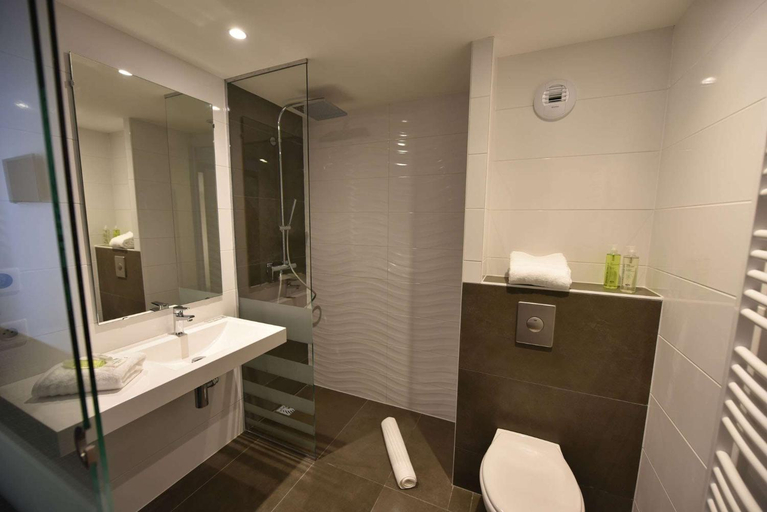 Bathroom 4, Brit Hotel Strasbourg Le Lodge, Bas-Rhin