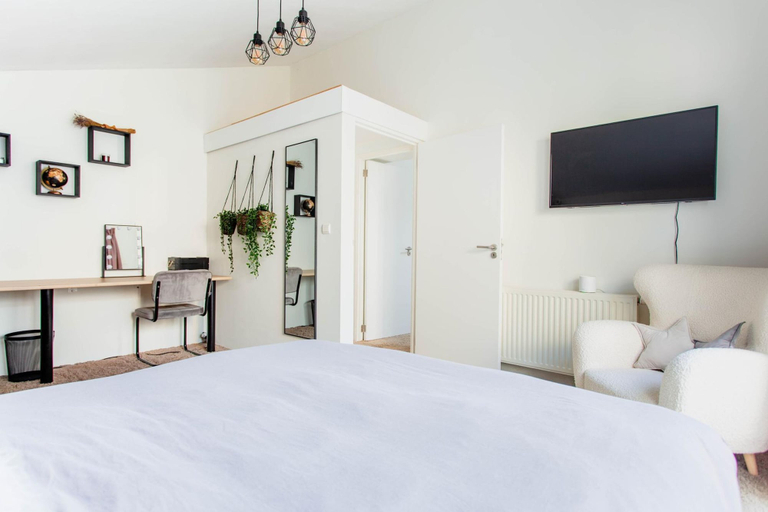 Room 2, Lanaken Retreat Pool Jacuzzi and Sauna, Limburg