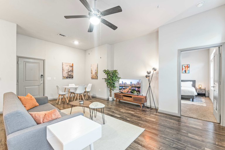 Room 4, Homey 2BR Suite Close to Downtown w Fast Wifi, Travis