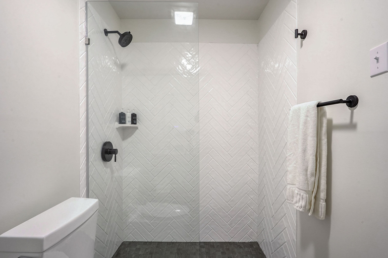 Bathroom 4, Redamo Suites, Jefferson
