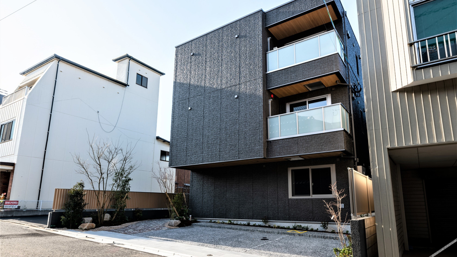Exterior & Views