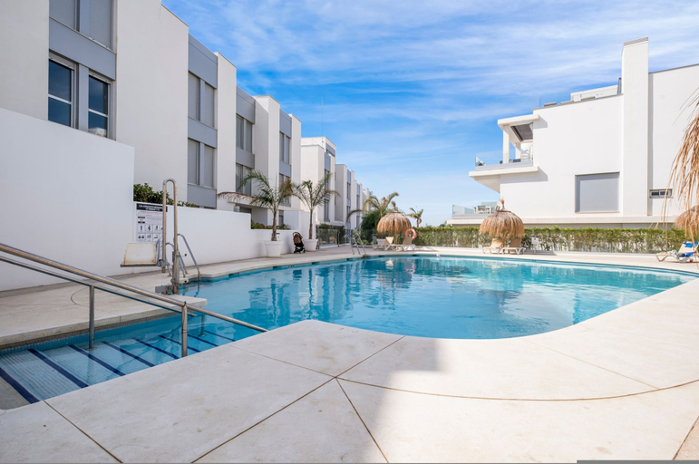 Room 2, Cancelada Stunning Penthouse by Costarentals - Ref M37, Málaga