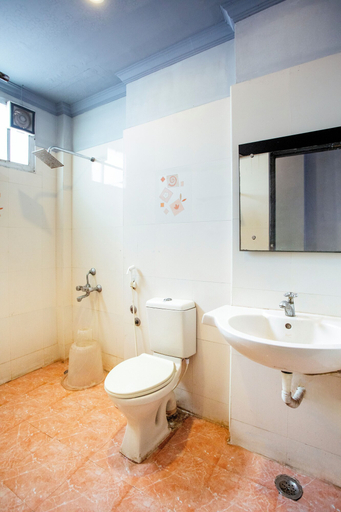 Bathroom, Stayz Inn Chennai Central, Chennai
