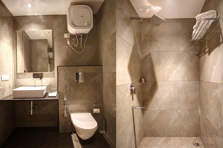 Bathroom 4, IVA Premium Delhi Airport, Delhi