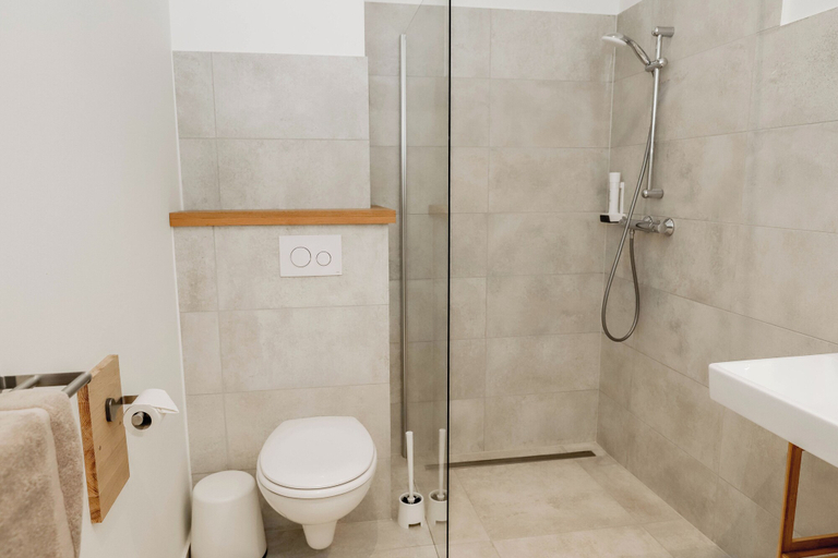 Bathroom 3, Kaisershof, Krems an der Donau Land