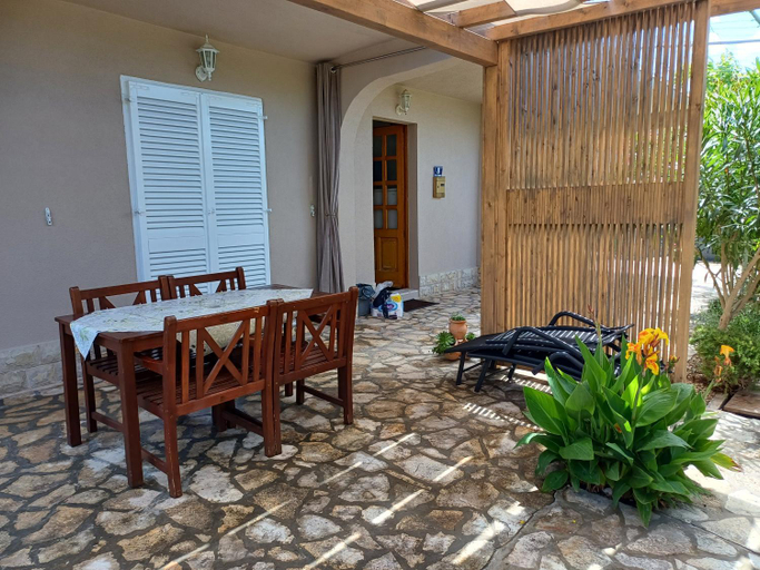 Others 2, Apartmaji Mia, otok Murter, Murter