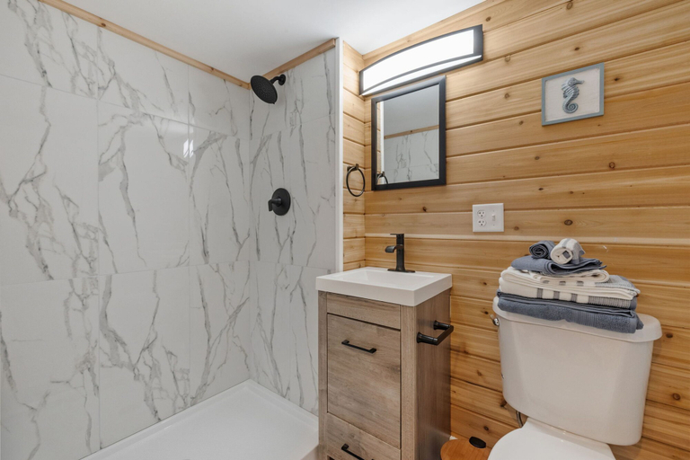 Room 5, Modern Condo Perfect For Winter Rental, Rockingham