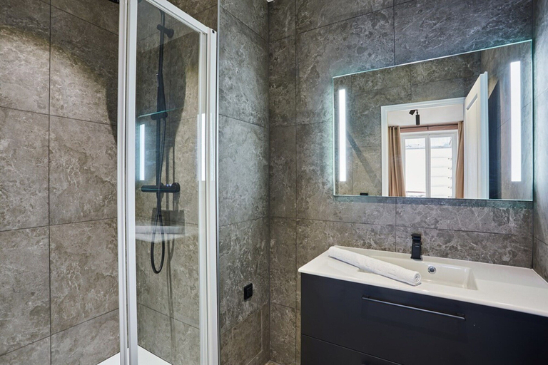Bathroom 2, Sublime New Flat 2 Bdr Beaubourg/le Marais, Paris