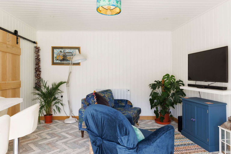 Room 5, Cosy Cabin Retreat Close to Beaches, West Sussex