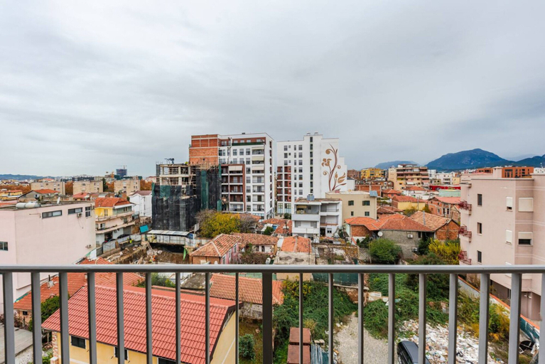 Room 5, The Teal Spot Balcony View Apartment, Tiranës