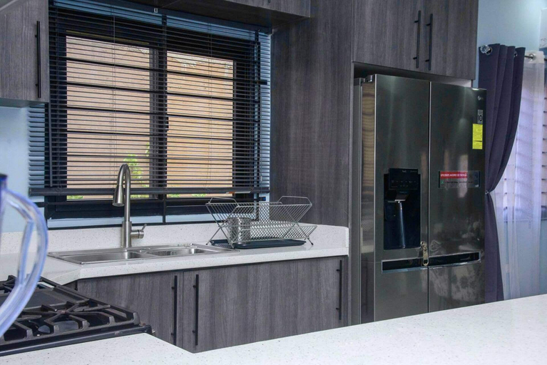 Private kitchen 2, Montana Villa-ochorios-sleeps6-aircon-pool-tv-wifi