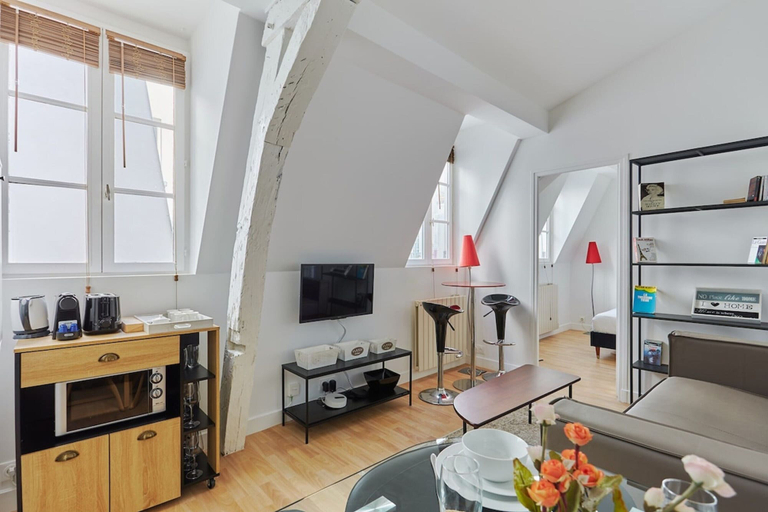 Living area 2, Charming 1 Bedroom Flat Coeur du Marais, Paris