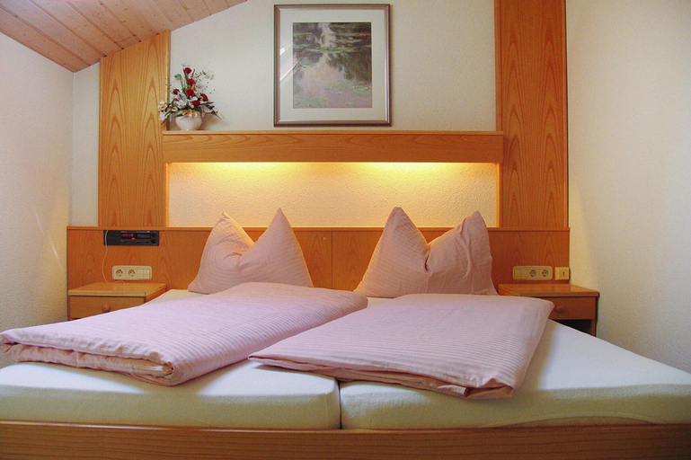 Room 3, Chalet in Dienten With Ski-in Access & Sauna, Zell am See