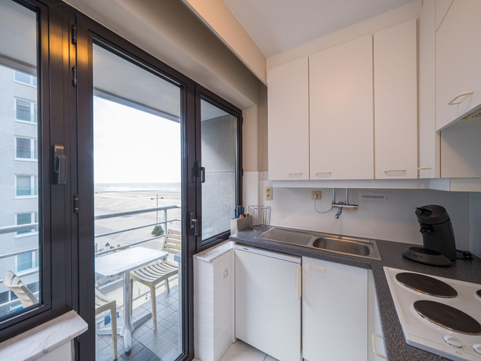 Private kitchen, Cozy Studio With Terrace and sea View, West-Vlaanderen