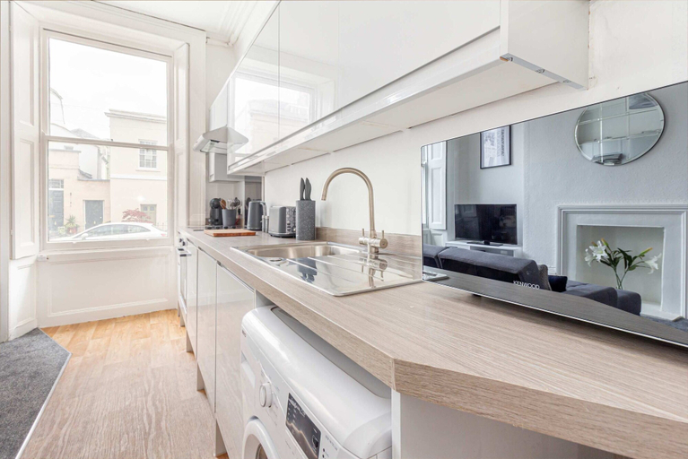 Room 2, Host Stay Montpellier Villa Apartment, Gloucestershire