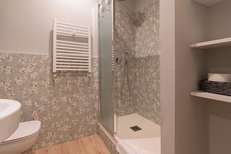 Bathroom 3, residenza lucrezio, Rome