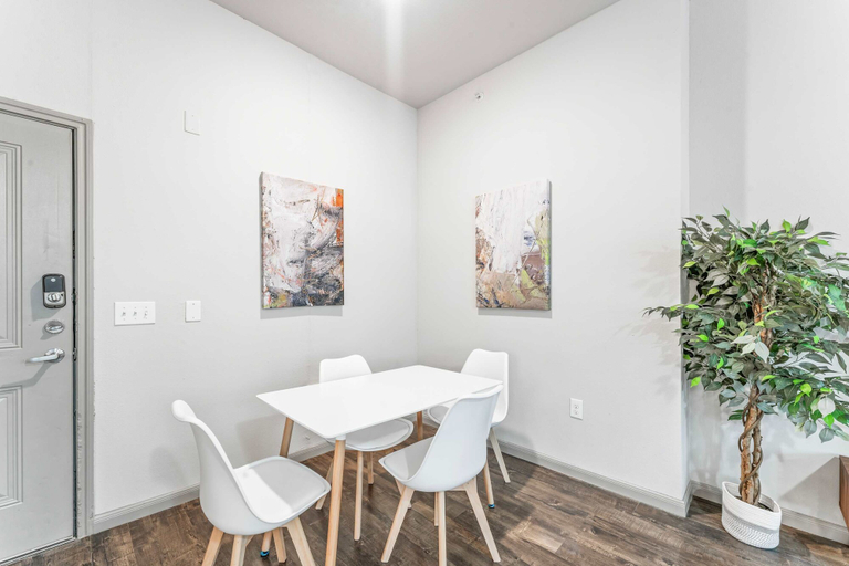 Room 5, Homey 2BR Suite Close to Downtown w Fast Wifi, Travis