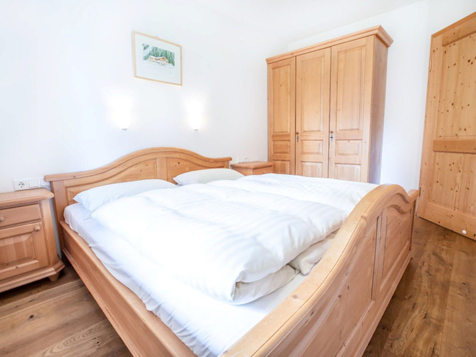 Room 2, Chalet Hochkrimml with sauna on the ski slope, Zell am See