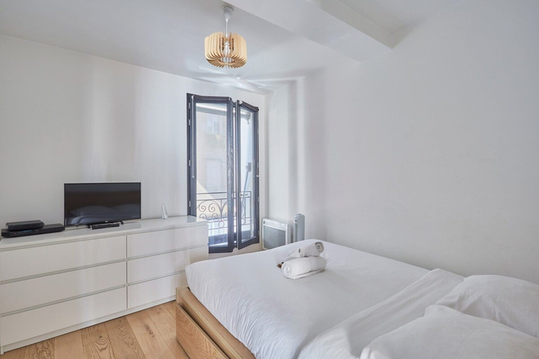 Bedroom 3, Modern Apartment Boulogne Facing "les Passages", Hauts-de-Seine