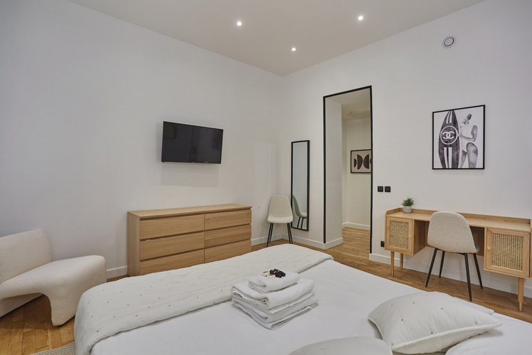 Room 3, Spacious Air-conditioned Apartment Center of Paris, Paris