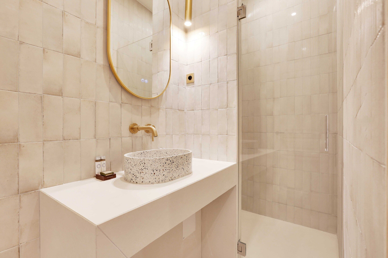 Bathroom 5, Chic Apartment - 3br/8p - Le Marais, Paris