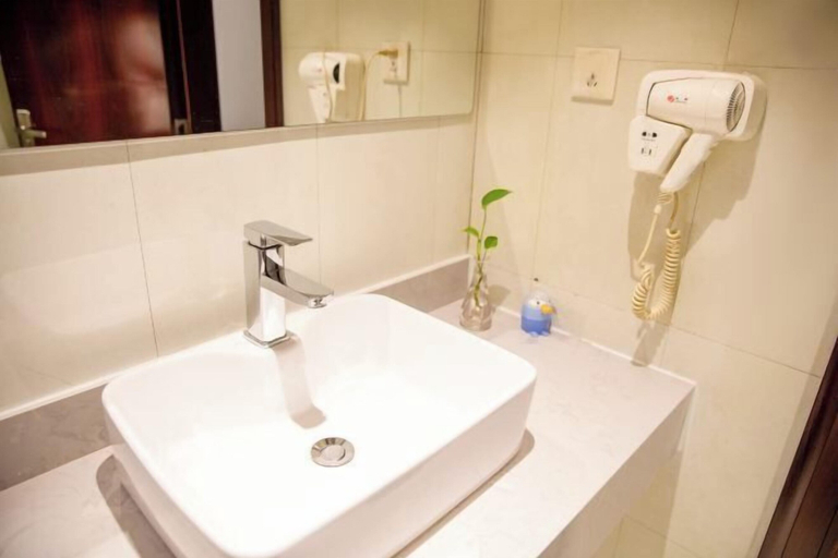Bathroom 3, Chengtoushan International Hotel, Changde