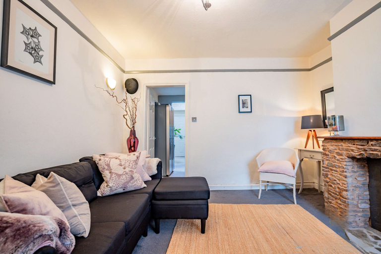 Room 2, Host Stay Over the Bridge Cottage, Herefordshire