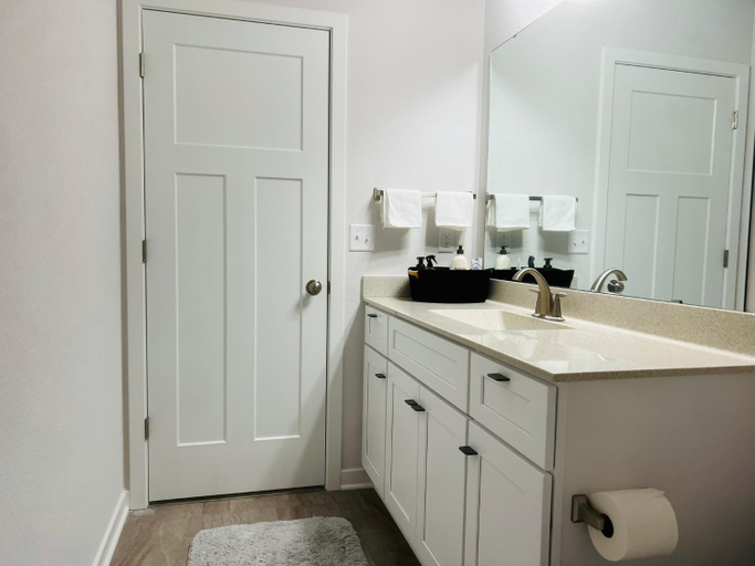 Bathroom 2, Yosemite Mansion, Washington
