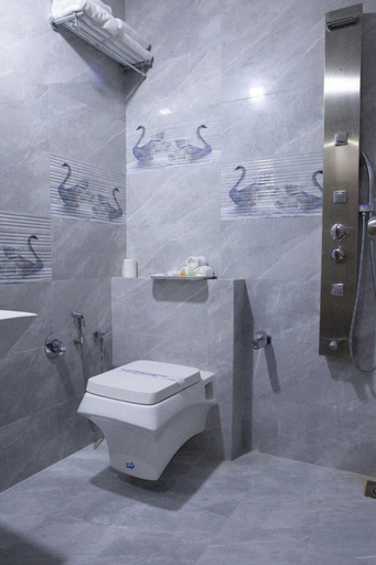 Bathroom 3, Hotel Kohinoor Plaza, Ahmadabad