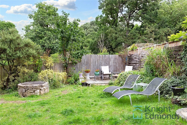 Terrace/patio 2, 500 yr old Cottage With Historic Park at the Gate, Kent