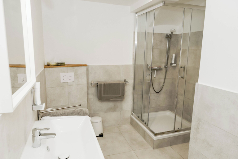 Bathroom 3, Kaisershof, Krems an der Donau Land