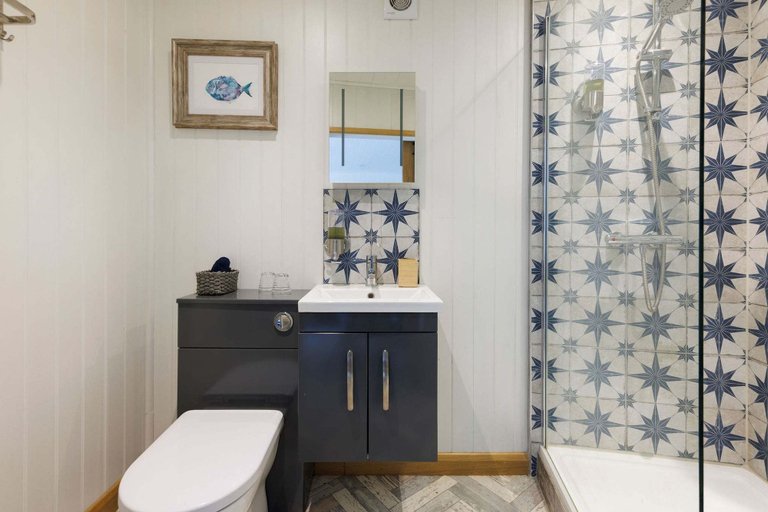Room 3, Cosy Cabin Retreat Close to Beaches, West Sussex