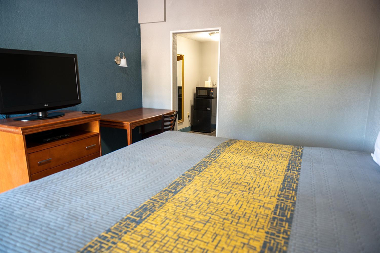 Bedroom 2, Riverside Inn and Suites, Hopewell
