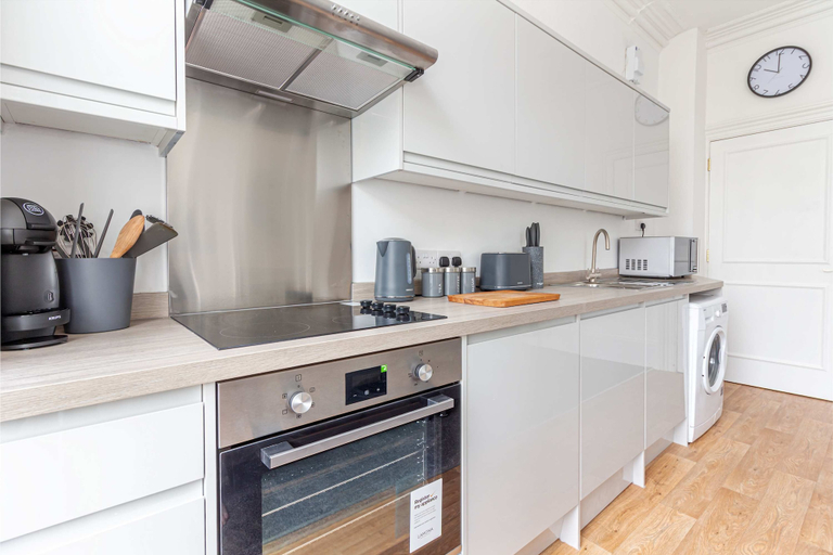 Room 4, Host Stay Montpellier Villa Apartment, Gloucestershire