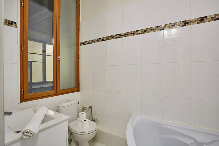 Bathroom 5, Studio Eiffel Tower/trocadero, Paris