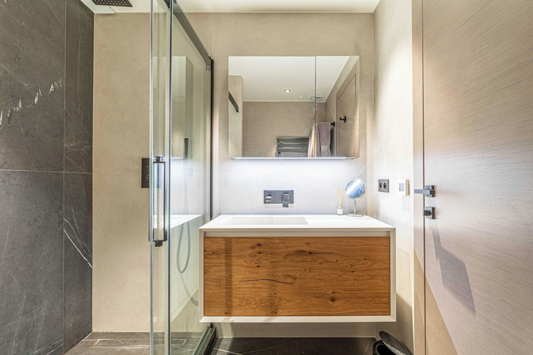 Bathroom 4, 2 Room Apartment in Heart of Cannes+20m2 Terrace, Alpes-Maritimes