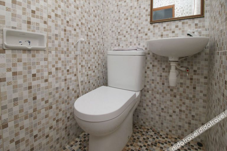 Bathroom 4, Hotel Mama Syariah at Ruko Kutajaya, Tangerang