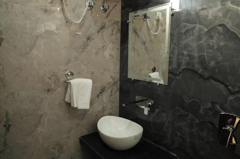 Bathroom 3, TreeHouse The Royal Chandra Mahal, Jaipur