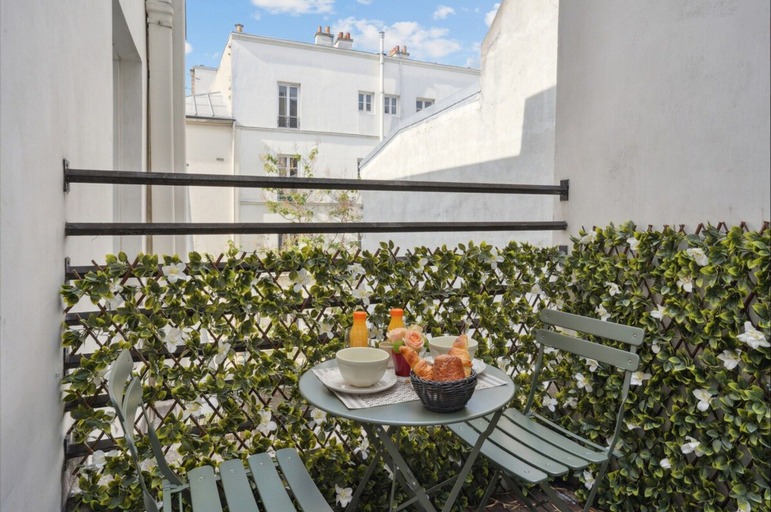 Outdoor dining, Eiffel Tower Apartment/invalide, Paris