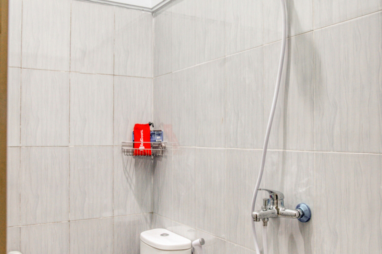 Bathroom 5, RedDoorz near Taman Mini Jakarta, East Jakarta
