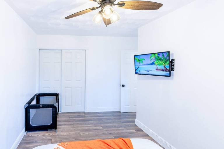 Room 4, Tropical House Pool Table Jacuzzi Nearby Beach, Broward