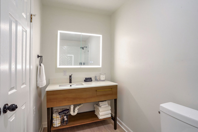 Bathroom 4, Redamo Suites, Jefferson