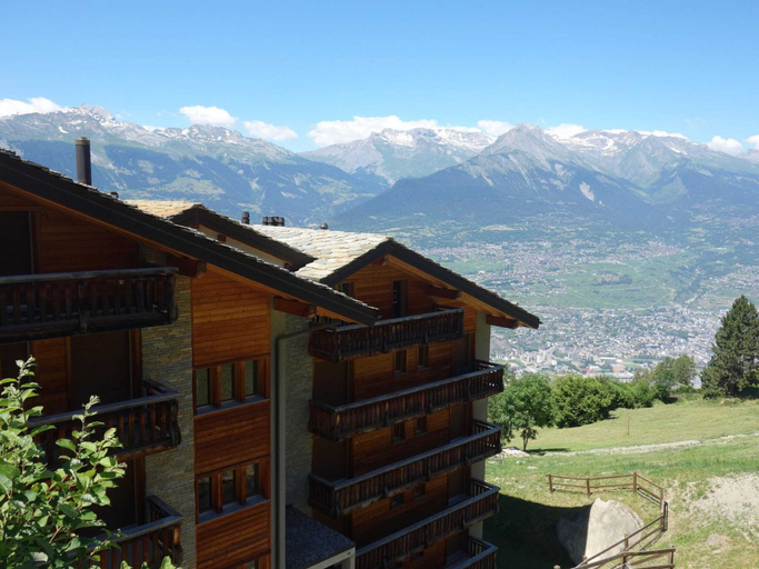 Primary image, Spacious apartment with fireplace, Sion