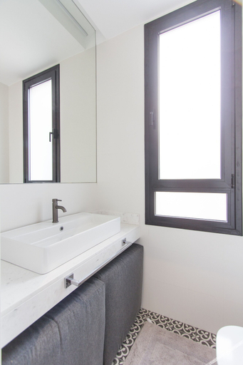 Bathroom 5, Apartamentos Juan Bravo, Madrid