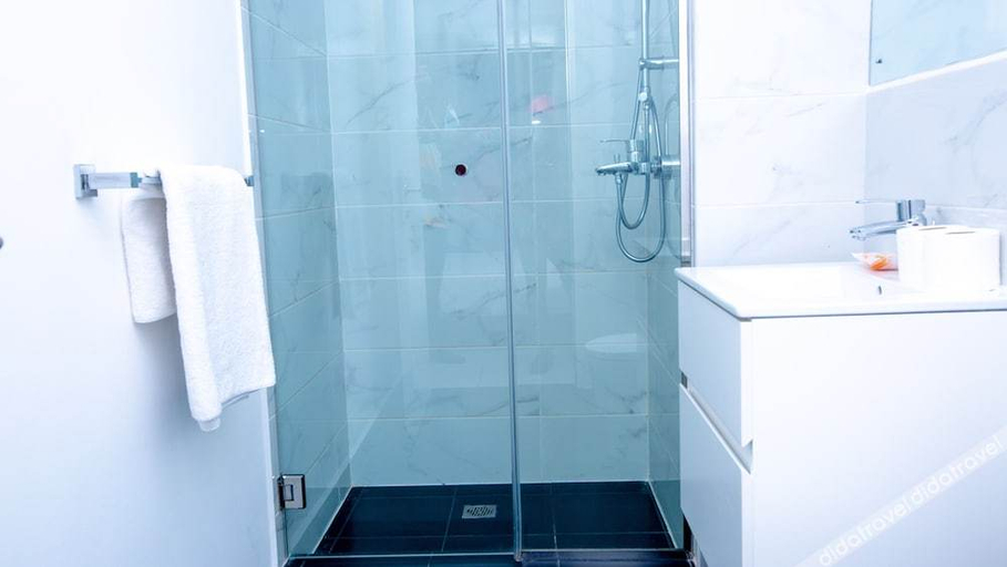 Bathroom 2, Embassy Gardens Premier Suites, Accra