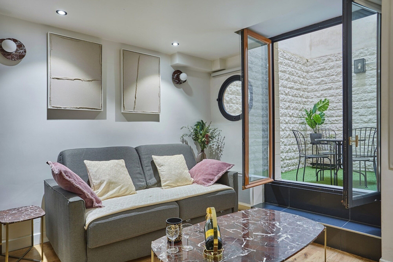 Living area 5, Charming Apartment Faubourg St Honore Madeleine, Paris